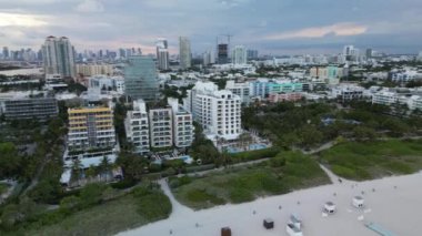 Kıyı manzaralı güzel gökdelenler ve sahil manzaralı İHA manzaralı Playa Miami Plajı