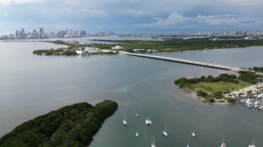 Yat manzaralı, balıkçı tekneleri ve yüzen tekneler canlı mavi deniz kıyısında manzaralı kıyı şeridinde.