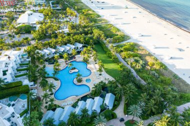 Güneşli bir günde deniz kıyısı ve şehir manzaralı okyanus manzaralı Playa Miami Plajı   