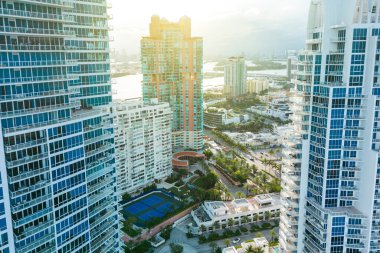 Gökdelen ve şehrin kıyı şeridi, Playa Miami Plajı 'ndaki manzaralı güzel gökyüzü manzaralı insansız hava aracı.