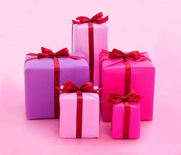 Ajándékdobozok Ajándékok Rózsaszín Háttérrel Elszigetelve Nyaralni Valentin Nap Nők Napja — Stock Fotó