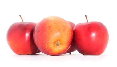  Beyaz arkaplanda izole edilmiş taze kırmızı elmalar.