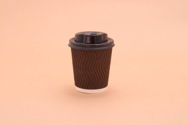 Renkli arka planda kahve için tek kullanımlık kağıt konteynır.