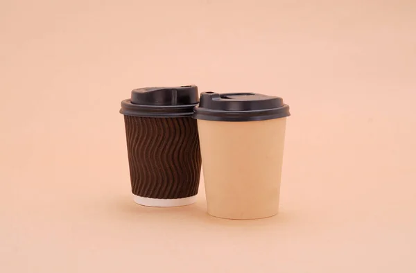 Einweg Papierbehälter Für Kaffee Auf Farbigem Hintergrund — Stockfoto