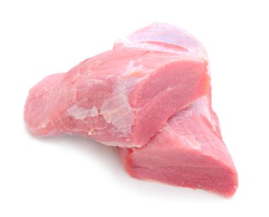 Beyaz arka planda izole edilmiş taze et parçası.