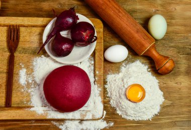 Masadaki malzemeli erişteler için mor hamur çöreği..