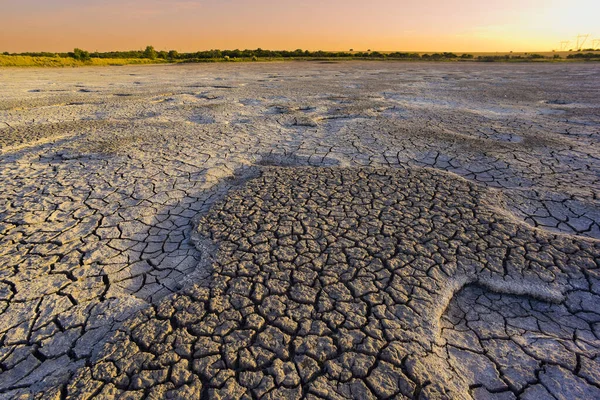 La Pampa, Patagonya, Arjantin 'deki bir Pampas gölünde parçalanmış kuru toprak..