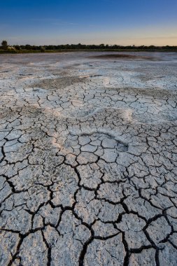 La Pampa, Patagonya, Arjantin 'deki bir Pampas gölünde parçalanmış kuru toprak..