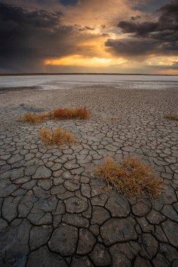 La Pampa, Patagonya, Arjantin 'deki bir Pampas gölünde parçalanmış kuru toprak..