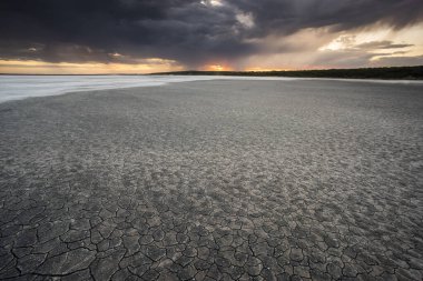 La Pampa, Patagonya, Arjantin 'deki bir Pampas gölünde parçalanmış kuru toprak..