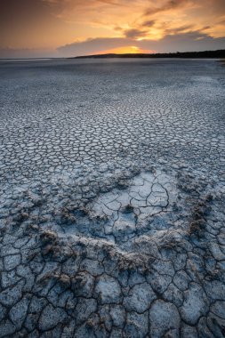 La Pampa, Patagonya, Arjantin 'deki bir Pampas gölünde parçalanmış kuru toprak..