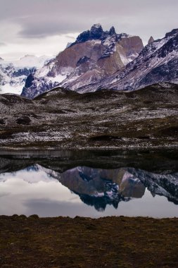 Dağ manzarası, Torres del Paine Ulusal Parkı, Patagonya, Şili.