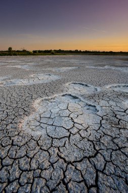 La Pampa, Patagonya, Arjantin 'deki bir Pampas gölünde parçalanmış kuru toprak..