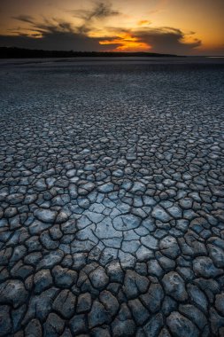 La Pampa, Patagonya, Arjantin 'deki bir Pampas gölünde parçalanmış kuru toprak..