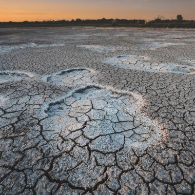 La Pampa, Patagonya, Arjantin 'deki bir Pampas gölünde parçalanmış kuru toprak..