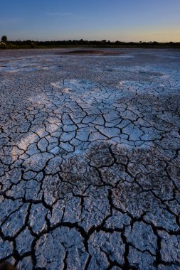 La Pampa, Patagonya, Arjantin 'deki bir Pampas gölünde parçalanmış kuru toprak..