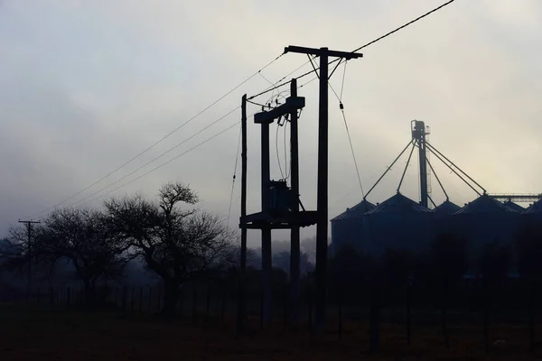 電気ラインとストレージ鋼サイロ ブエノスアイレス州 パタゴニア アルゼンチン — ストック写真