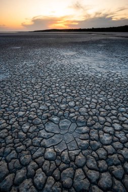 La Pampa, Patagonya, Arjantin 'deki bir Pampas gölünde parçalanmış kuru toprak..