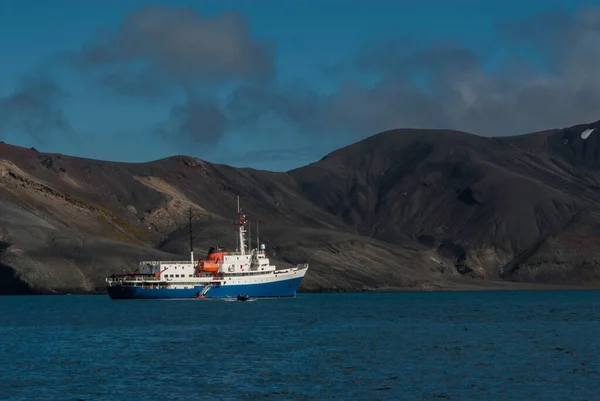 Crucero Expedición Isla Decepción Antártica Montañosa —  Fotos de Stock