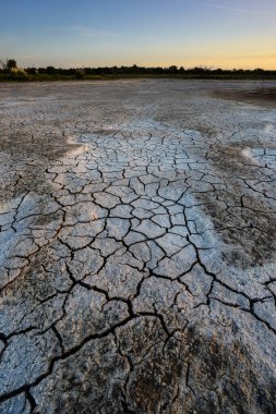 La Pampa, Patagonya, Arjantin 'deki bir Pampas gölünde parçalanmış kuru toprak..