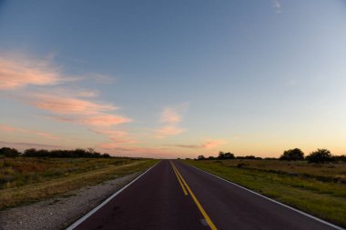 Pampas ovasında yol, La Pampa Eyaleti, Patagonya, Argenti