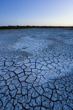La Pampa, Patagonya, Arjantin 'deki bir Pampas gölünde parçalanmış kuru toprak..