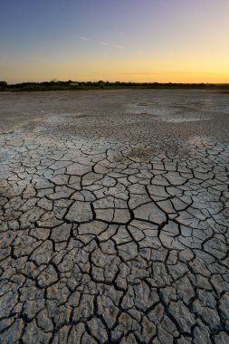 La Pampa, Patagonya, Arjantin 'deki bir Pampas gölünde parçalanmış kuru toprak..