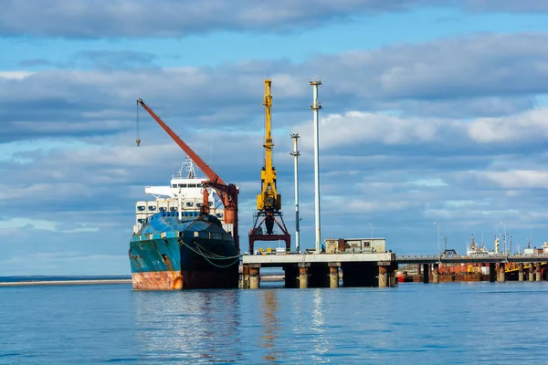リオネグロのサンアントニオ エステート港に係留されていた商船 — ストック写真