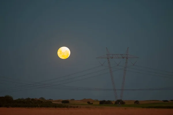 電気ラインと月の風景 ラパンパ州 パタゴニア アルゼンチン — ストック写真