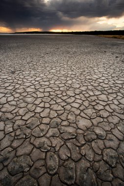 La Pampa, Patagonya, Arjantin 'deki bir Pampas gölünde parçalanmış kuru toprak..