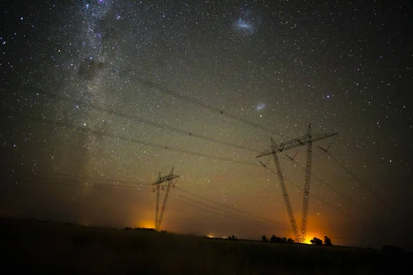 Linha Alta Tensão Uma Paisagem Noturna Pampa Patagônia Argentina — Fotografia de Stock