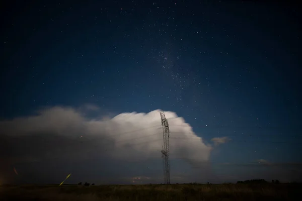 夜間の風景の中に高電圧電源ライン ラパンパ パタゴニア アルゼンチン — ストック写真
