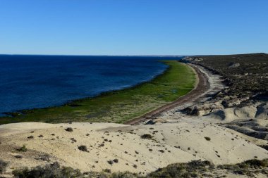 Alacakaranlıkta Yarımada Valdes 'teki kıyı manzarası, Dünya Mirası Bölgesi, Patagonya Arjantin