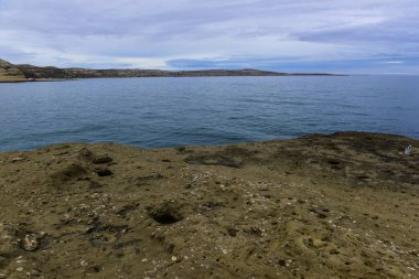 Yarımada Valdes, Dünya Mirası, Patagonya Arjantin 'deki kayalıkları olan kıyı manzarası