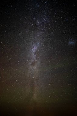 Yıldızlı gökyüzü suya yansıdı, La Pampa Eyaleti, Patagonya, Arjantin.