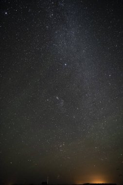 Yıldızlı gökyüzü suya yansıdı, La Pampa Eyaleti, Patagonya, Arjantin.