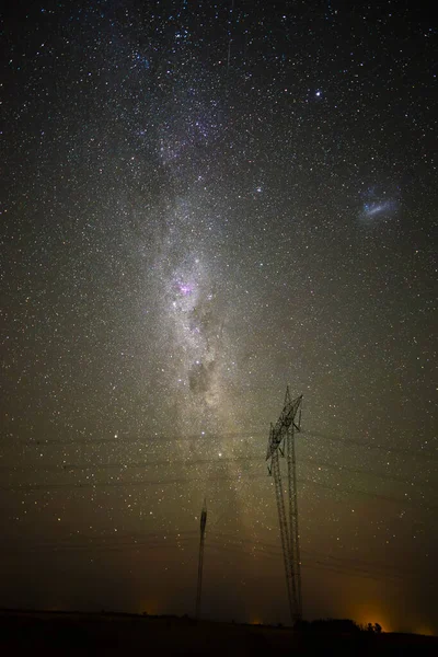 Linia Wysokiego Napięcia Krajobrazie Nocnym Pampa Patagonia Argentyna — Zdjęcie stockowe