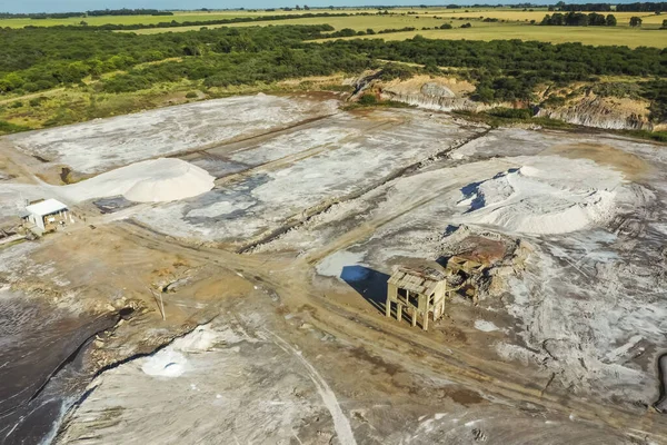 Pampas Manzarası 'ndaki tuzlu göl, La Pampa Eyaleti, Patagonya, Arjantin.