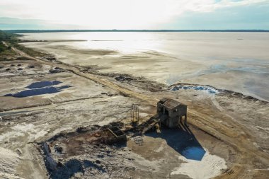 Pampas Manzarası 'ndaki tuzlu göl, La Pampa Eyaleti, Patagonya, Arjantin.