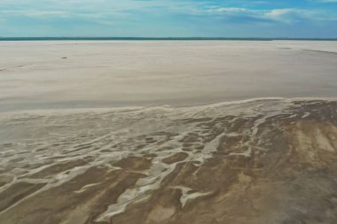 Pampas Manzarası 'ndaki tuzlu göl, La Pampa Eyaleti, Patagonya, Arjantin.