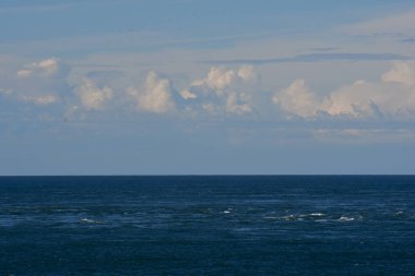 Bulutlu Deniz manzarası, Patagonya, Arjantin.