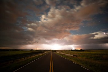 Pampas ovasında yol, La Pampa Eyaleti, Patagonya, Arjantin