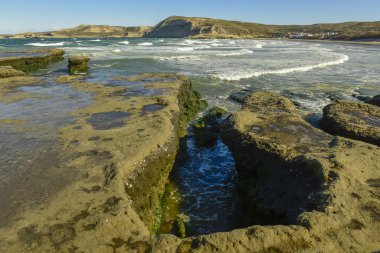 Alacakaranlıkta Yarımada Valdes 'teki kıyı manzarası, Dünya Mirası Bölgesi, Patagonya Arjantin