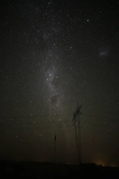 夜間の風景の中に高電圧電源ライン ラパンパ パタゴニア アルゼンチン — ストック写真