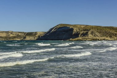 Alacakaranlıkta Yarımada Valdes 'teki kıyı manzarası, Dünya Mirası Bölgesi, Patagonya Arjantin