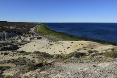 Alacakaranlıkta Yarımada Valdes 'teki kıyı manzarası, Dünya Mirası Bölgesi, Patagonya Arjantin