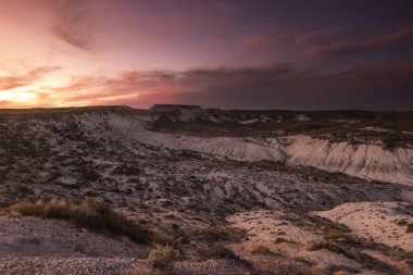 Alacakaranlıkta Yarımada Valdes 'teki kıyı manzarası, Dünya Mirası Bölgesi, Patagonya Arjantin