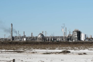 Arjantin petrokimya endüstrisinin sanayi tesisleri, Patagonya, Arjantin.