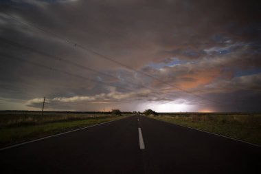 Pampas ovasında yol, La Pampa Eyaleti, Patagonya, Arjantin