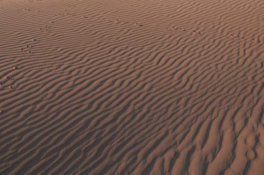 Rüzgarın neden olduğu kumdaki doğal tasarım ve şekiller..